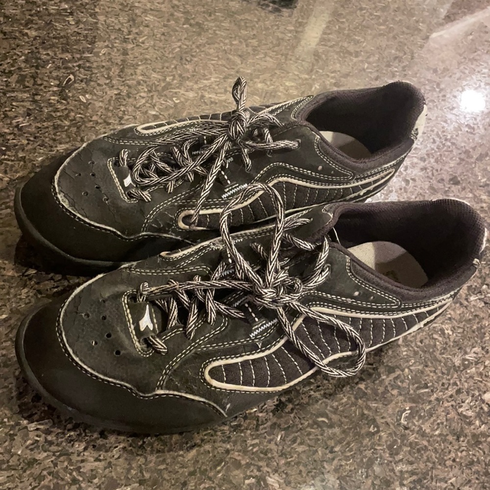 Diadora black spin shoes